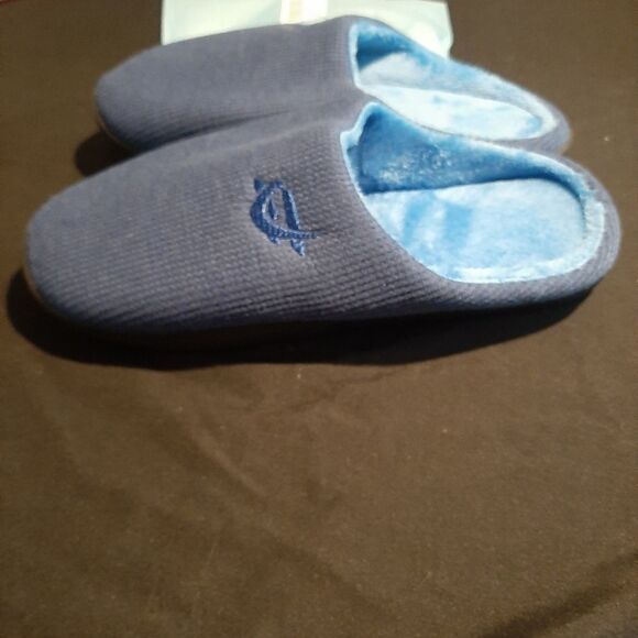 New Memory Foam Women's Size 7-8 Slippers - Picture 2 of 6
